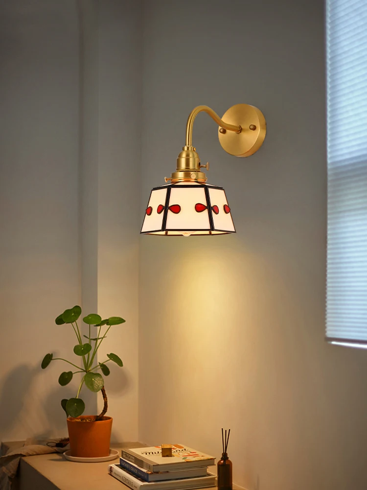 

Три огня и один дом, японский ретро, красочный стеклянный прикроватный вход, балкон, спальня, столовая, детский средневековый