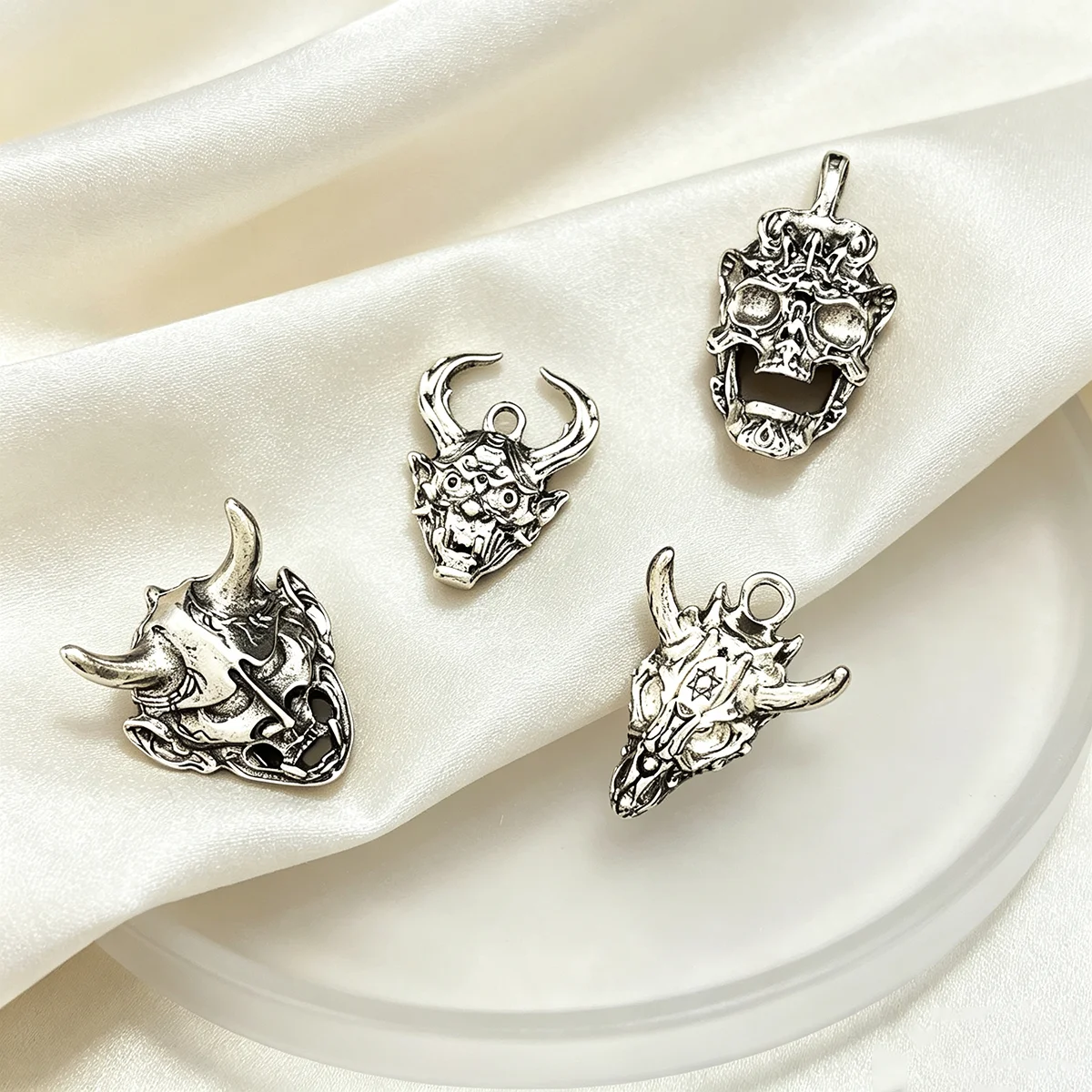 4-Piece Set of DIY Handmade Accessories, Featuring Curved Hannya Demon Masks, Multi-Horned Demon Heads, Five-Pointed Star Cow Bone Skulls in Various Designs, Suitable for DIY Bracelets, Necklaces, Earrings, Pendants, and Handmade Beaded Decoration Accessories