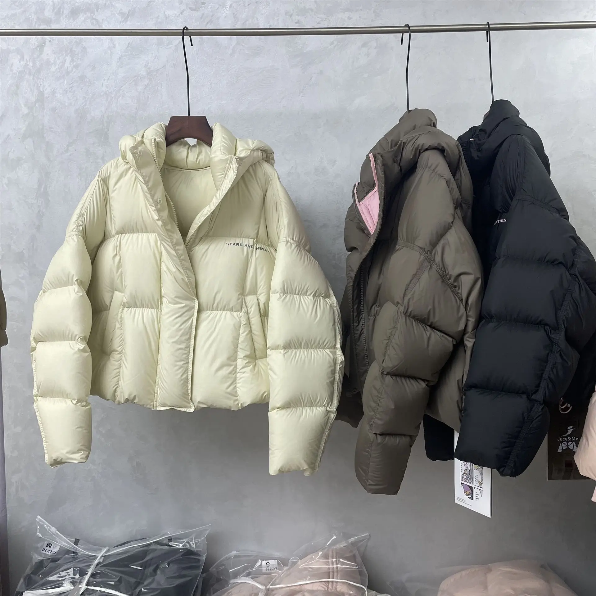 سترة نسائية قصيرة من القطن 2025 شتاء جديد تصميم كوري عادية سميكة دافئة مقنعين معطف الخبز العصرية نسيج البوليستر