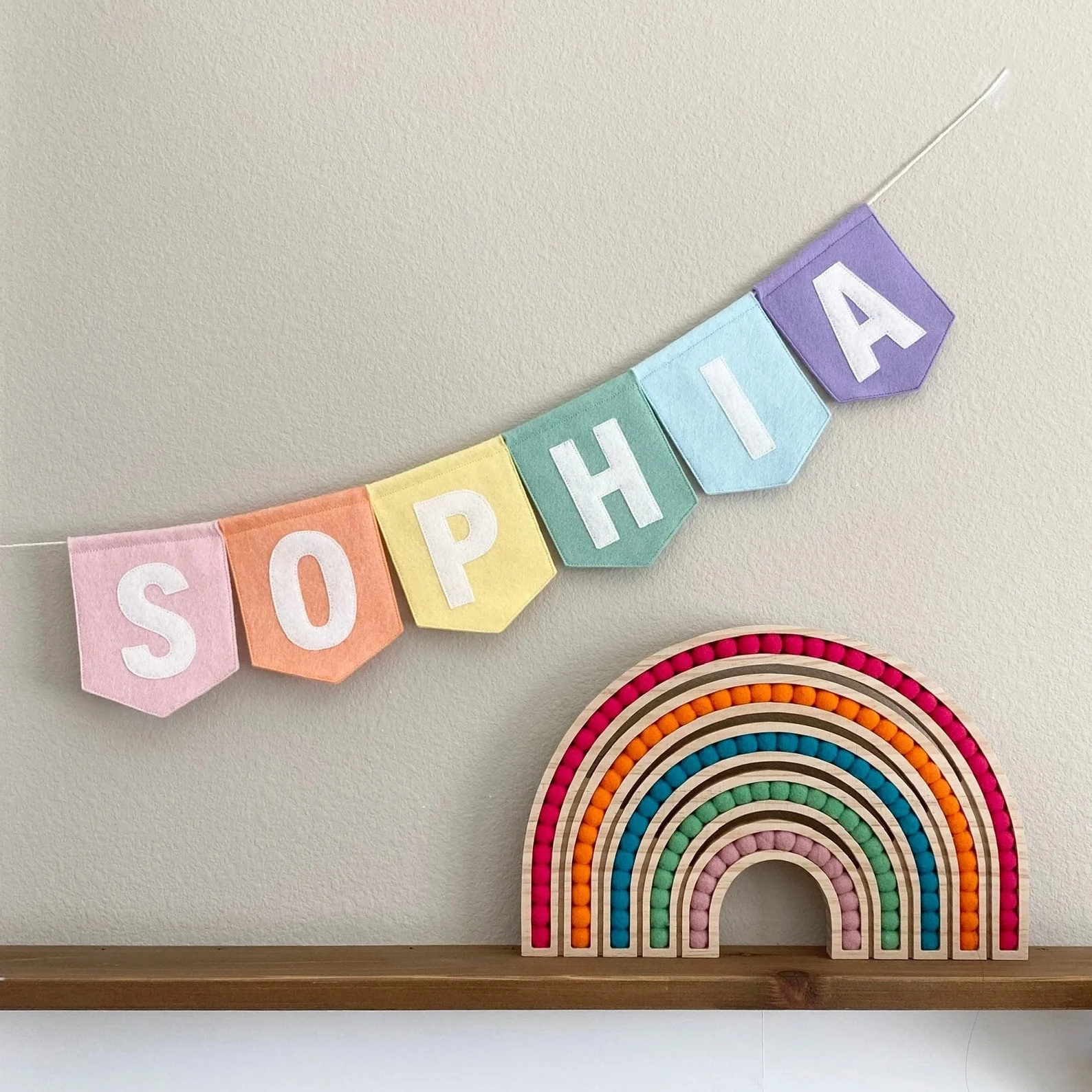 Guirnalda de letras de fieltro personalizada con el nombre del bebé, letrero de nombre de fieltro personalizado, decoración de pared para habitación infantil, decoración de fieltro para habitación de niños.