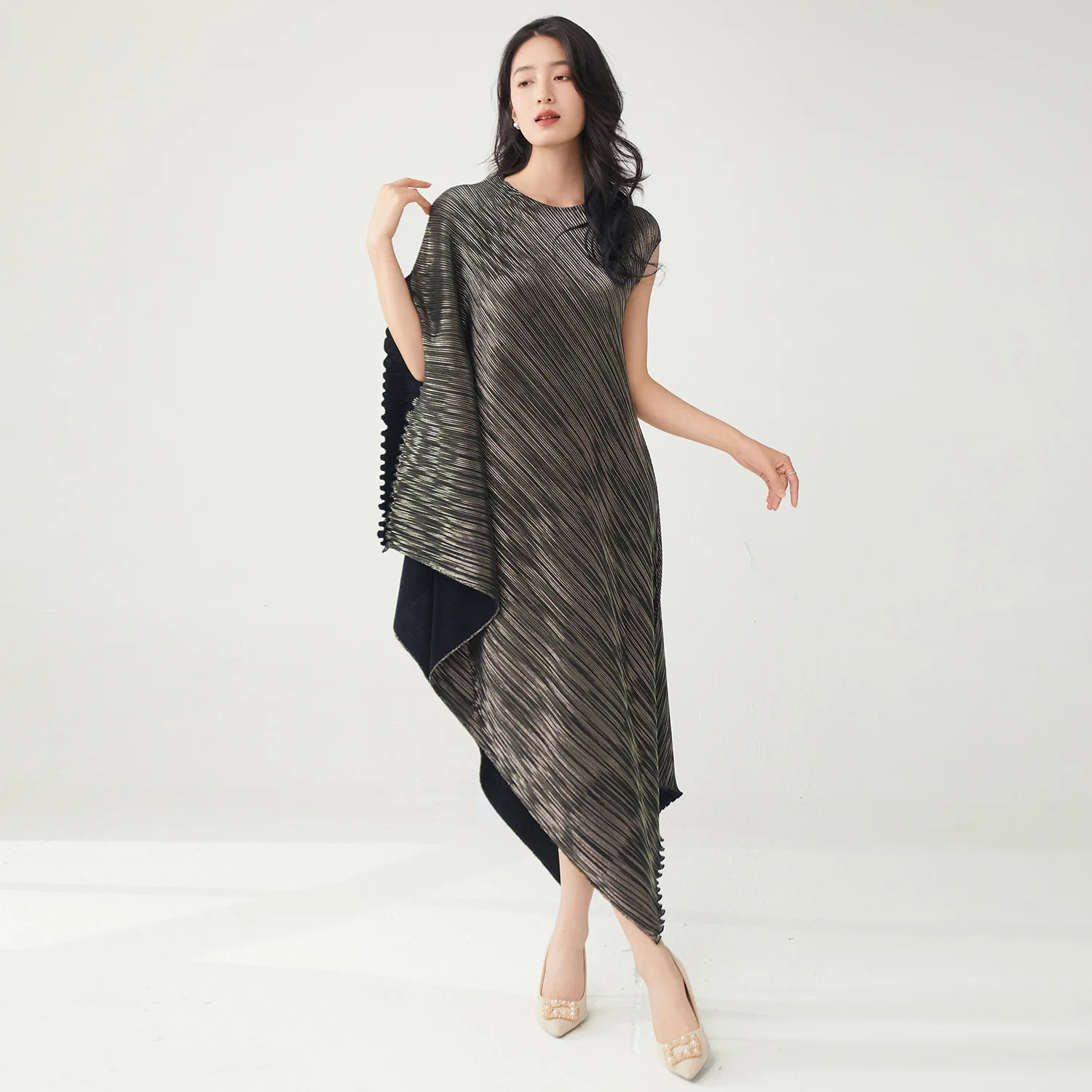 

Women's Miyake Pleated Dress Hot Gold Irregular O-Neck Temperament Elegant Long Dresses Female Fashion 2025 Summer New 2DE262