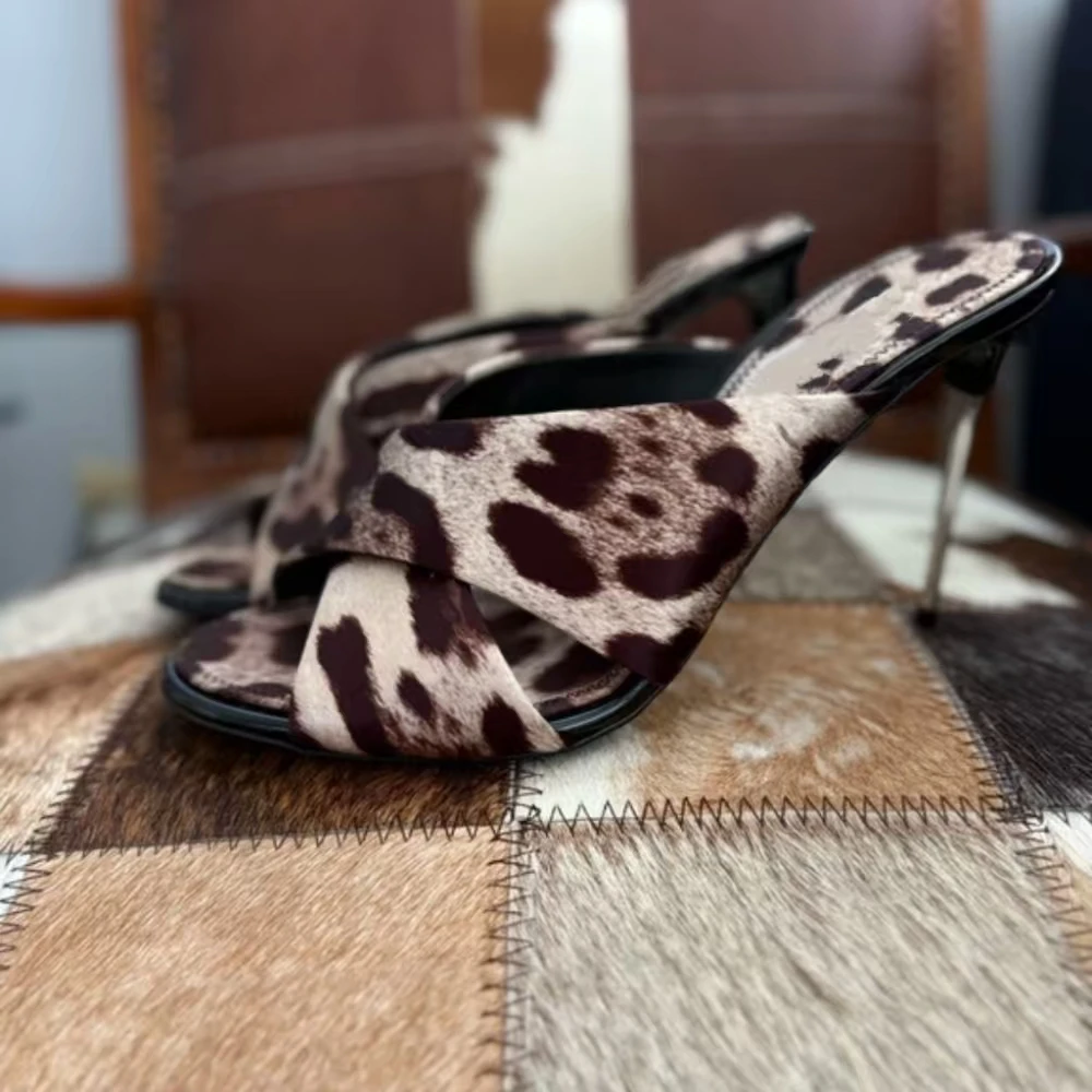 Sandalias de Tacón de Aguja Plateadas Metálicas con Estampado de Leopardo y Tiras Cruzadas, Diseño Retro de Punta Abierta, Calzado Femenino de Estilo Sexy