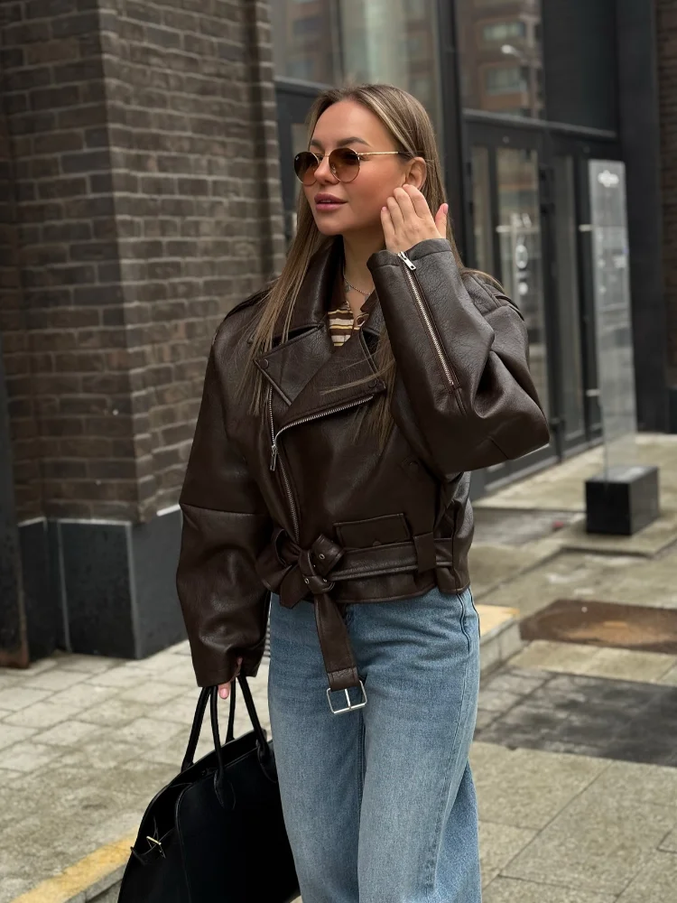 Mulher chique jaqueta de couro marrom com cinto chique manga longa laple zíper casacos curtos 2025 outono novas senhoras rua biker jaquetas