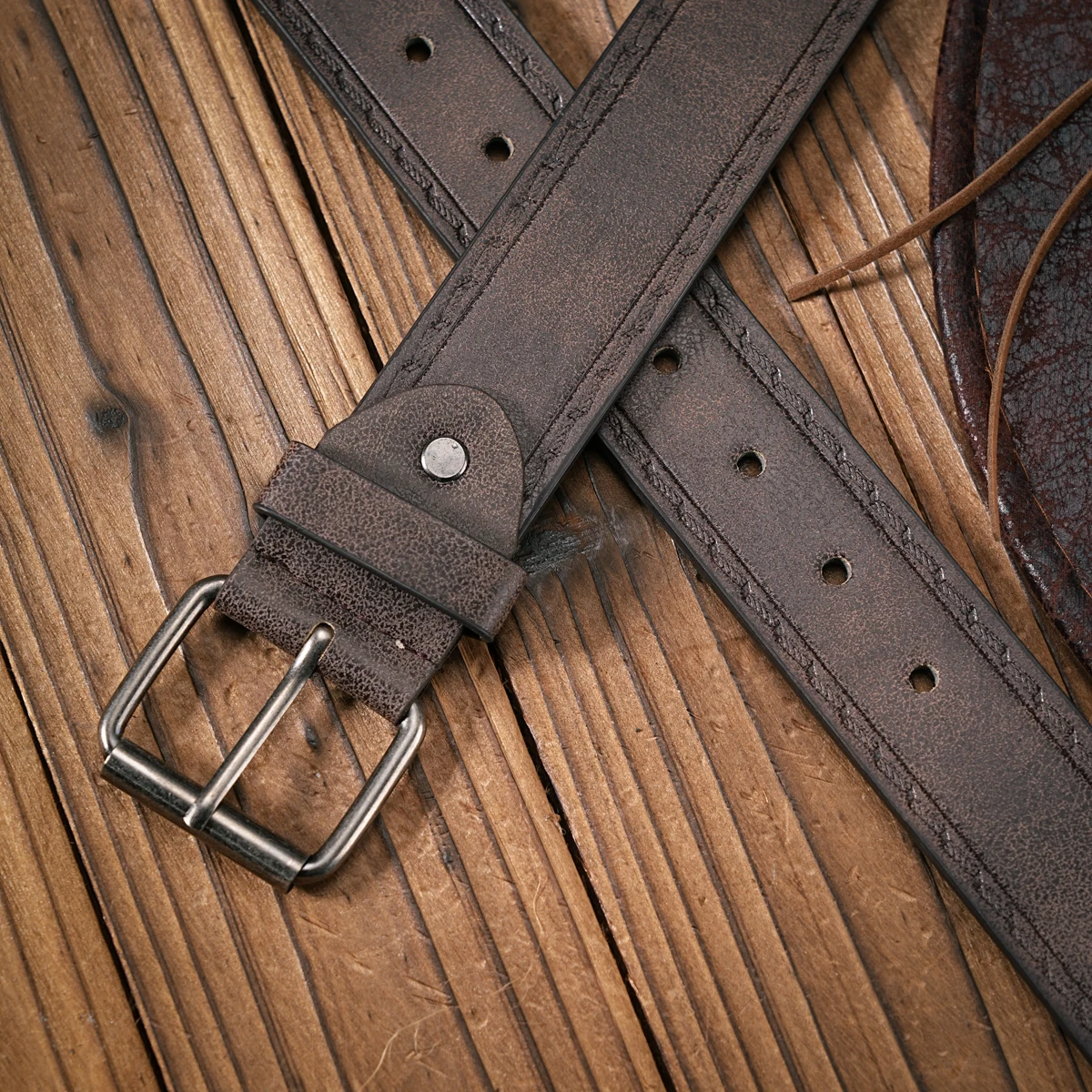 Ein passender Gürtel für Herren und Damen mit Retro-Knopfverschluss, PU-Kunstleder-Gürtel mit geprägtem Fadenmuster, lässiger Stil, vielseitig einsetzbar. – Detail 10