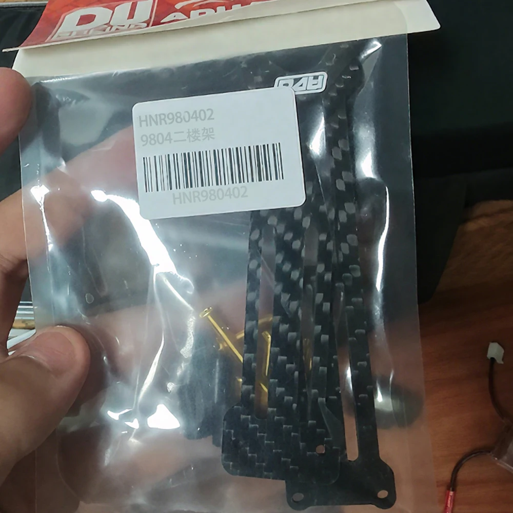 ADU RACING HNR は、H9804 用に 3mm カーボンファイバー素材を使用して、2 階のスラブのサポートを強化します