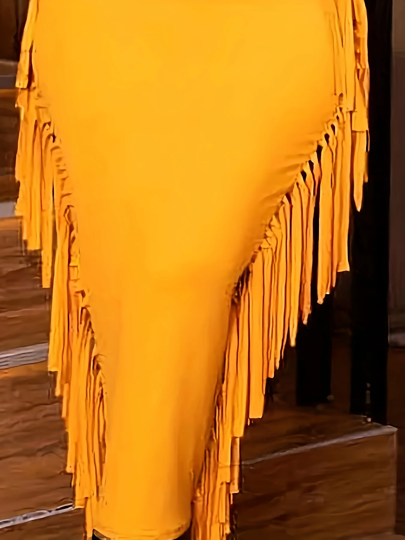 أصفر ساطع، ملفت للنظر، يصبح على الفور إلى نقطة بؤرية للحشد بأكمام طويلة، مقاس نحيف، يعانق الجسم، يظهر بالكامل