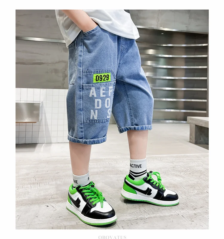 Neue Sommer-Jeansshorts für Jungen im Teenageralter, lässige Denim-Shorts mit Taschen, Kinder-Caprihosen mit Buchstabenmuster – Detail 3