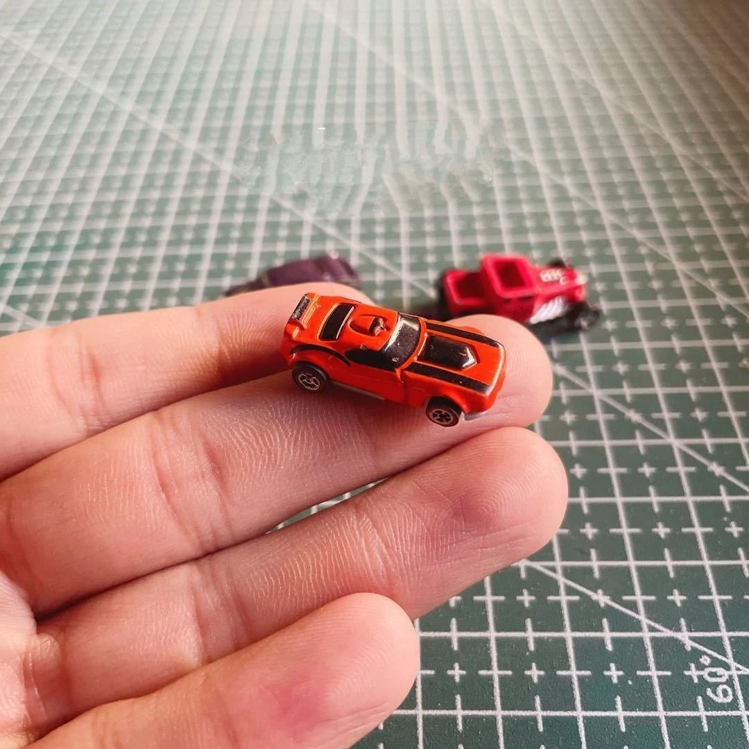 1Pcs Super Mini Alloy Retro Car Small Racing Simulation Model Ornament Home Decor Crafts Knickknacks & Miniatures about 2cm