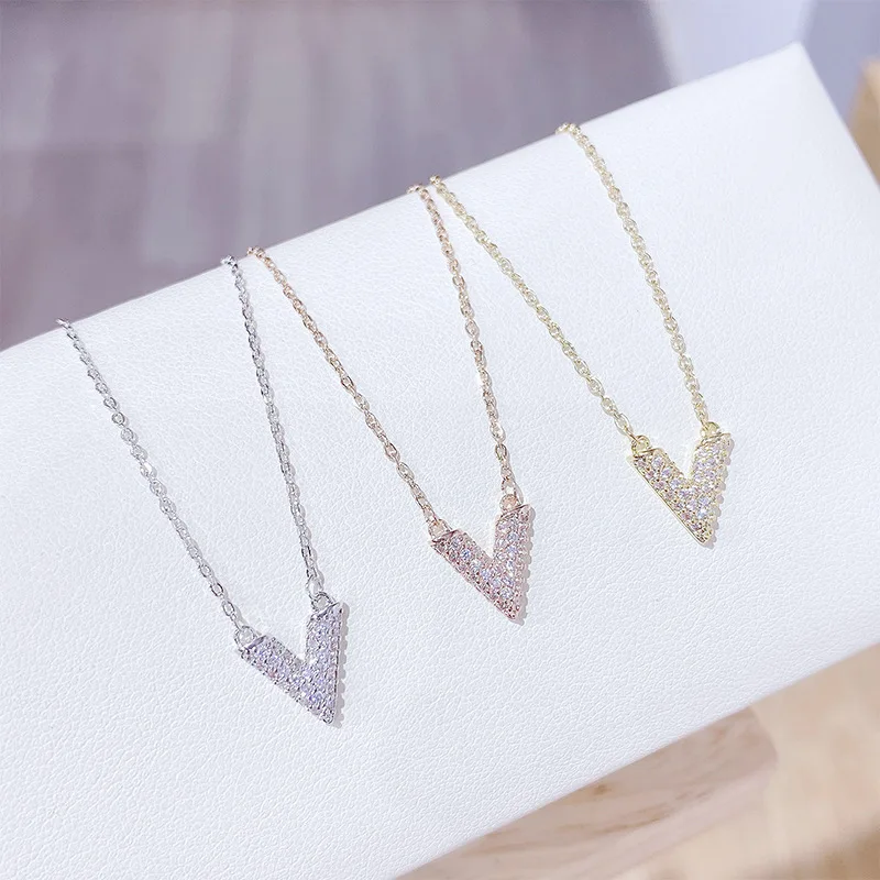 New Personality Fashion Necklaces Jewelry for Women Exquisite Mirco Crystal Letter V Clavicle Chain Pendant Necklaces Gifts