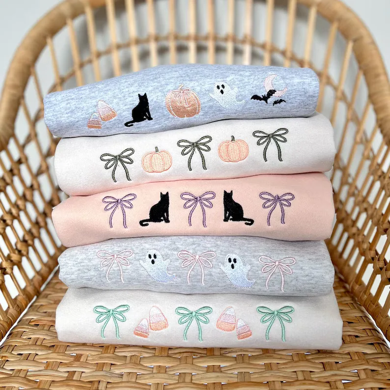 

Футболка с вышивкой Coquette Halloween Icon Толстовка с круглым вырезом, Милый Хэллоуин, Жуткий сезон, Кокетка с бантиком, Подарок для нее, Осень