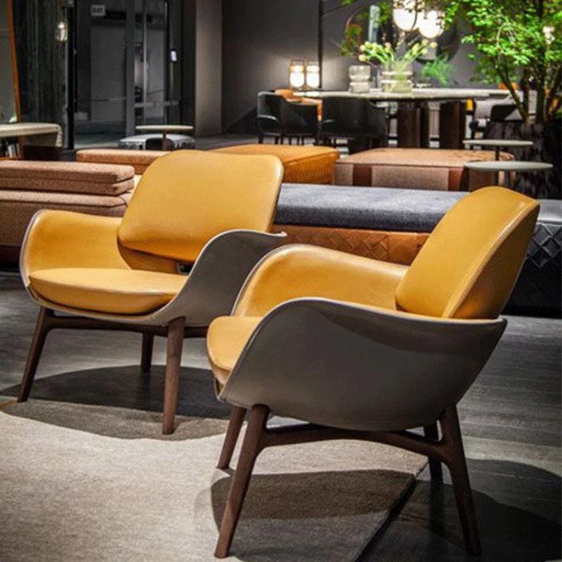 

Однотонный стул для гостиной с одной спинкой