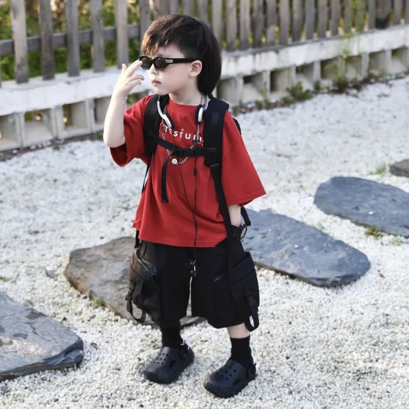 

Boys Sets Vest Shirt Cargo Pants Two-piece Summer Suits Korea Fashion Handsome Street Red Short Sleeve Letter Tops + Shorts Sets