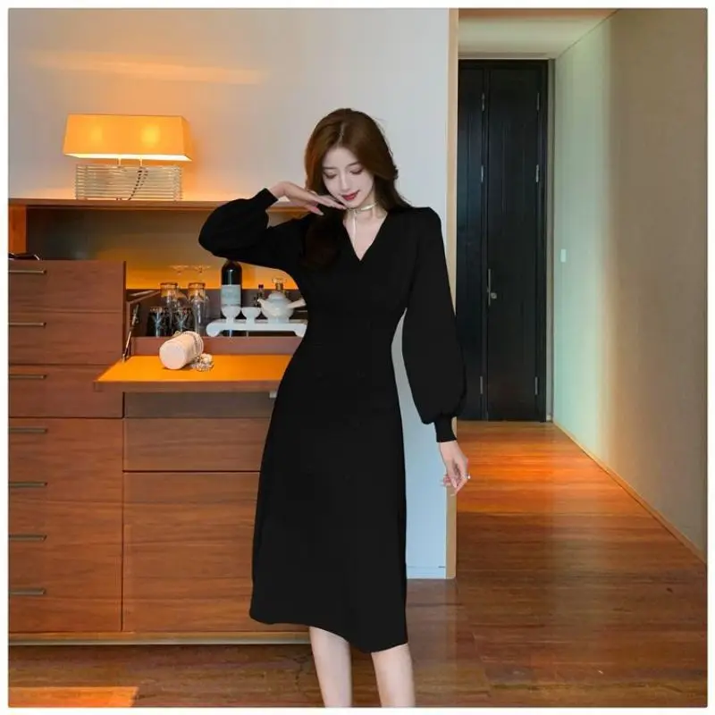 

2023 Spring and Autumn French Fashion New Long Sleeved Temperament V-neck Knitted Celebrity Medium Length Bottom Dress For Women