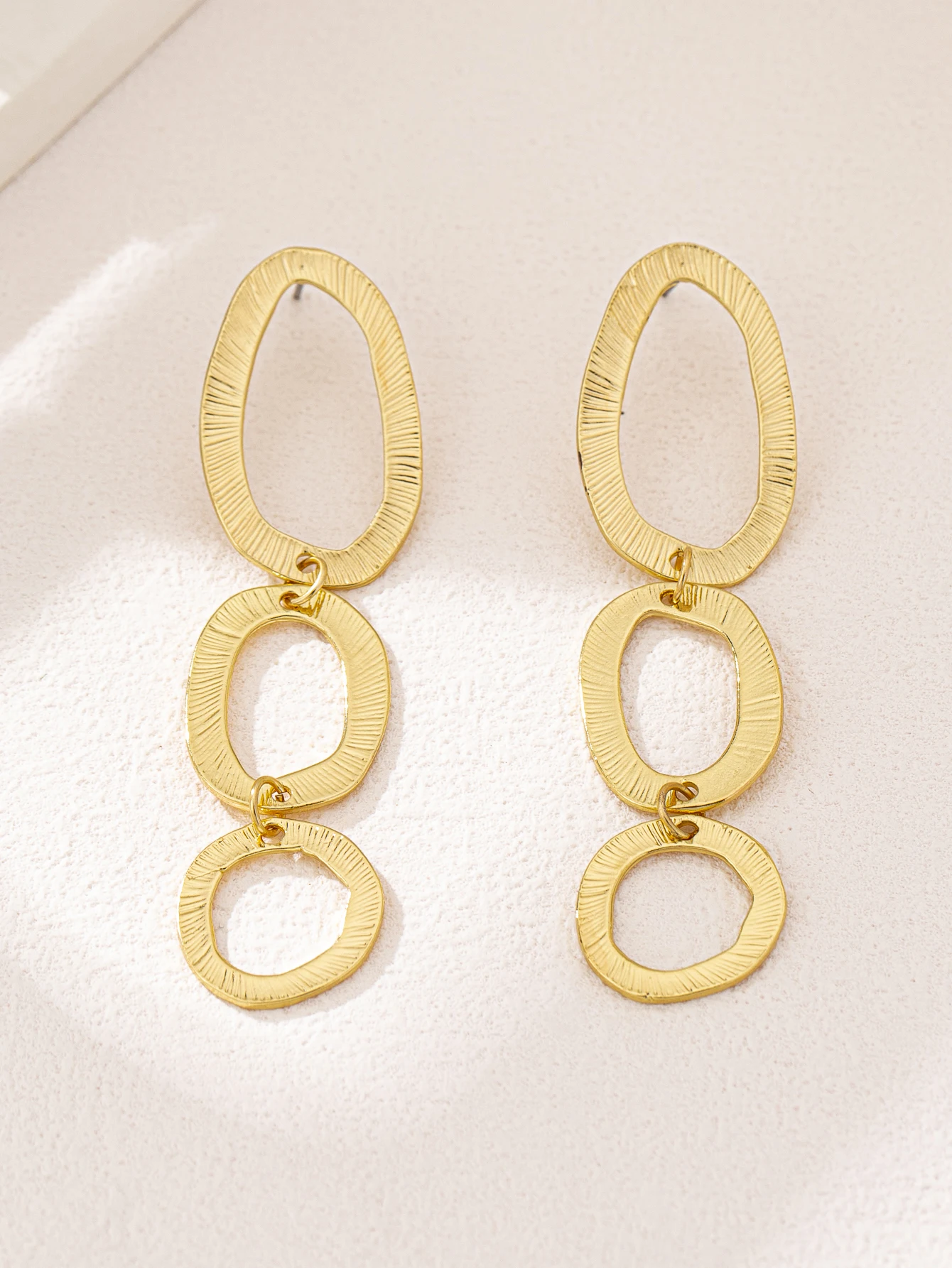 1 Pair of Simple Elegant and Versatile Retro Fashion Geometric Long Earrings