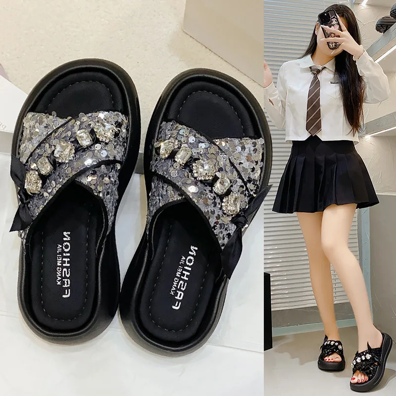 

Блестящие шлепанцы, женская летняя женская обувь, модная прозрачная обувь на платформе с перекрестной завязкой, 2024, мягкая роскошная пляжная повседневная обувь с блестящими кристаллами