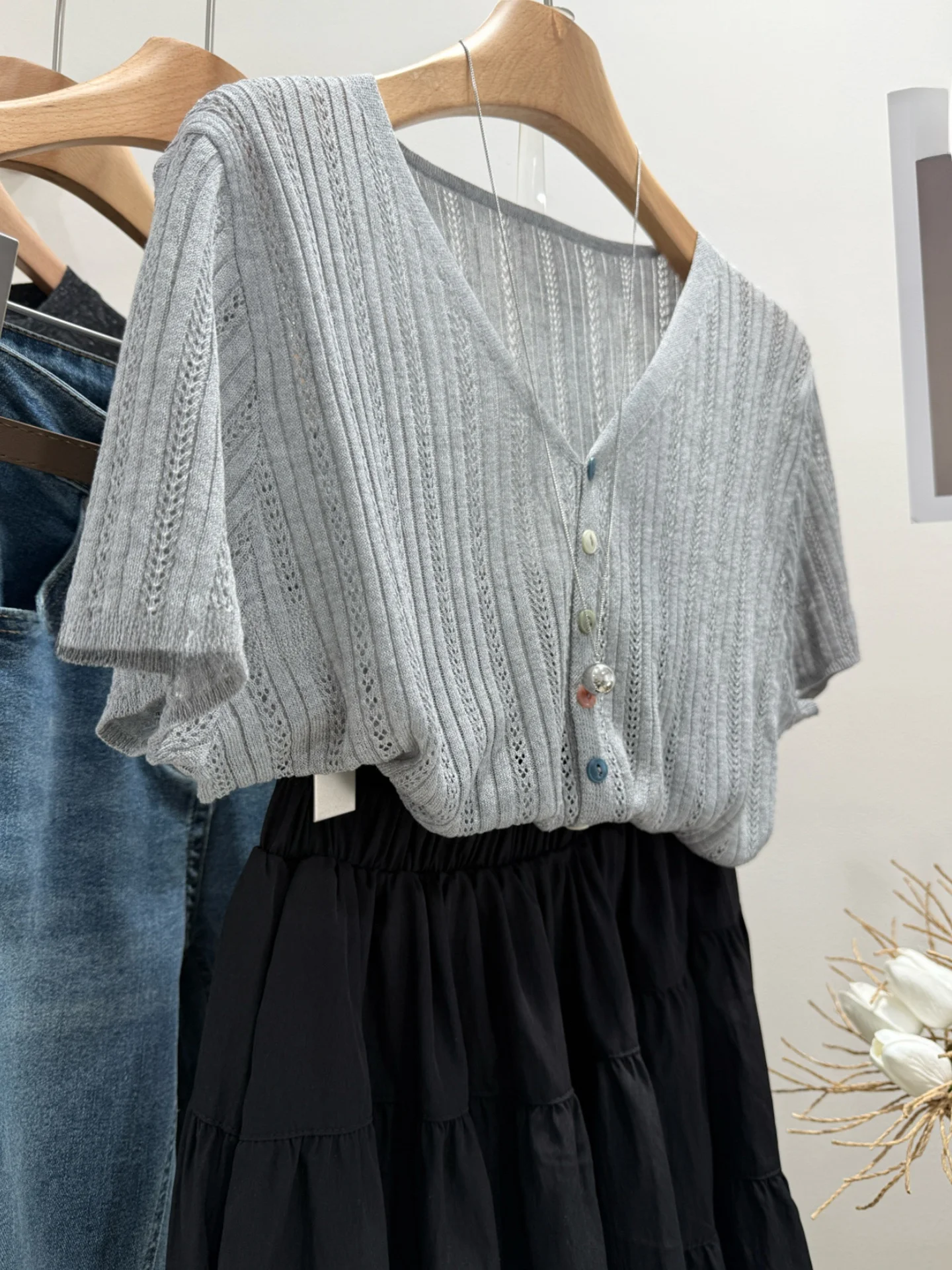 

Faionable V-Ne Ice Silk Knitted Top with Single Button Hollow out Design And ort Sves for Women Summer 2025