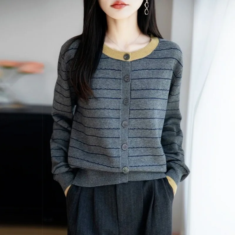 

Новый осенне-зимний вязаный свитер контрастного цвета, кардиган в полоску, универсальная куртка премиум-класса с круглым вырезом, свободный топ