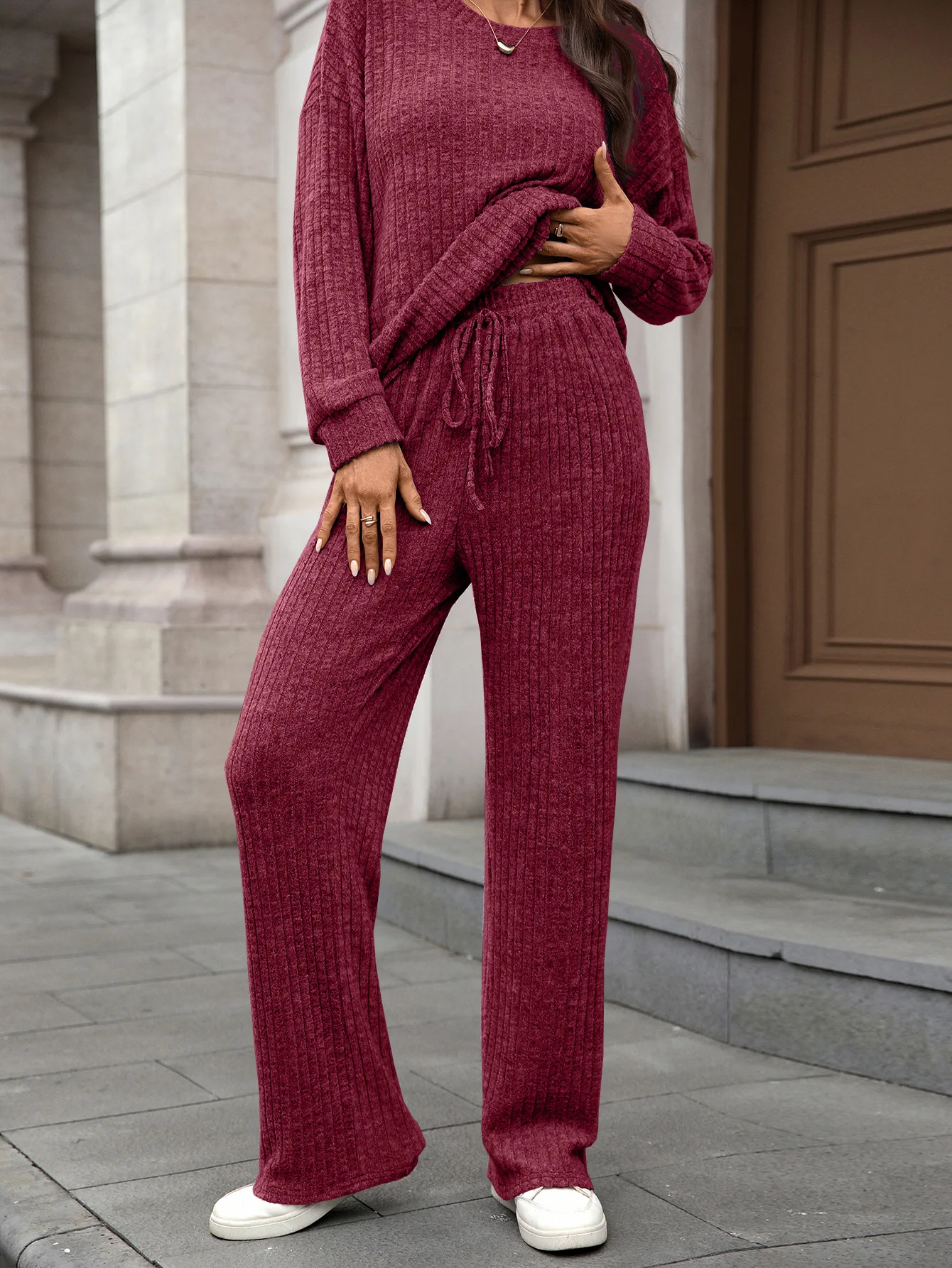 

Новый комплект женской одежды 2026: вязаный домашний костюм из двух предметов — лонгслив с круглым вырезом и длинные брюки