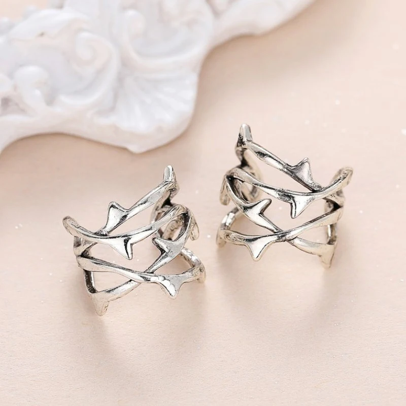 Huitan Dornenförmige Manschettenohrringe für Frauen, Vintage-Metallfarben, vielseitige Ohrclip-Ohrringe, neuer Trend, nicht durchdringender Schmuck
