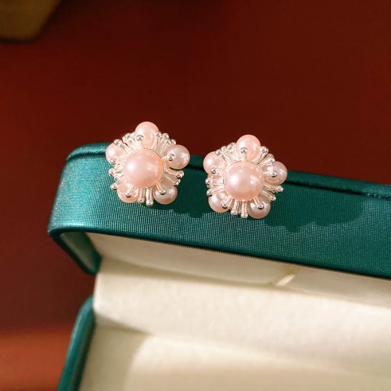 

Минималистичные серьги-гвоздики с цветочным узором и жемчугом для женщин: стильные, женственные, модные, повседневные, для офиса, эффектные украшения