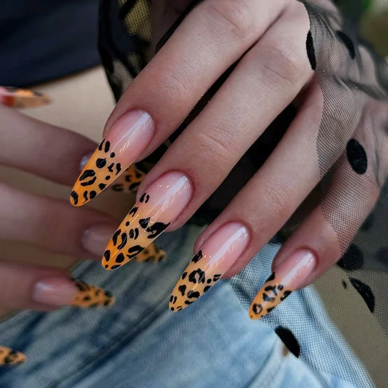 24-teiliges einfaches französisches tragbares Nagelkunst-Set mit Leopardenmuster, mittellang, mandelförmig, kühles, abnehmbares Nagelset mit Gelee-Kleber, Acryl-Nagelspitzen