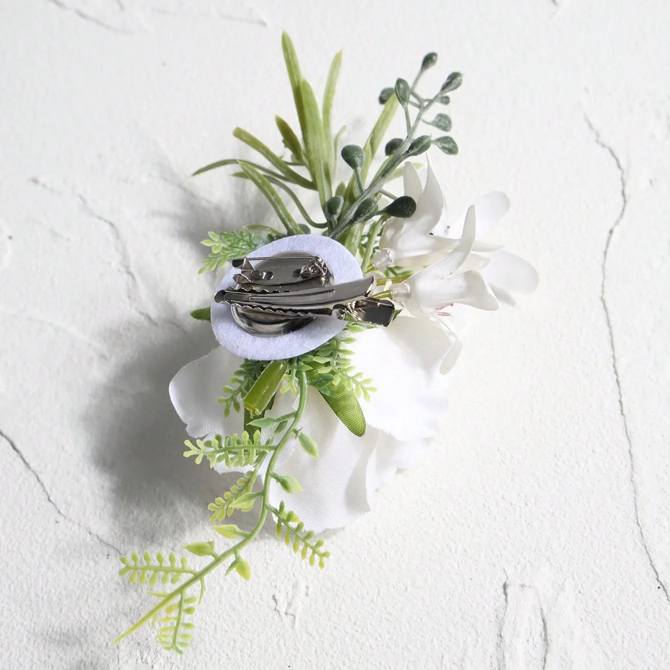 Rose Allen blanche avec petites fleurs blanches, baies vertes, beaux seins, adaptée aux mariages de mariée et de marié