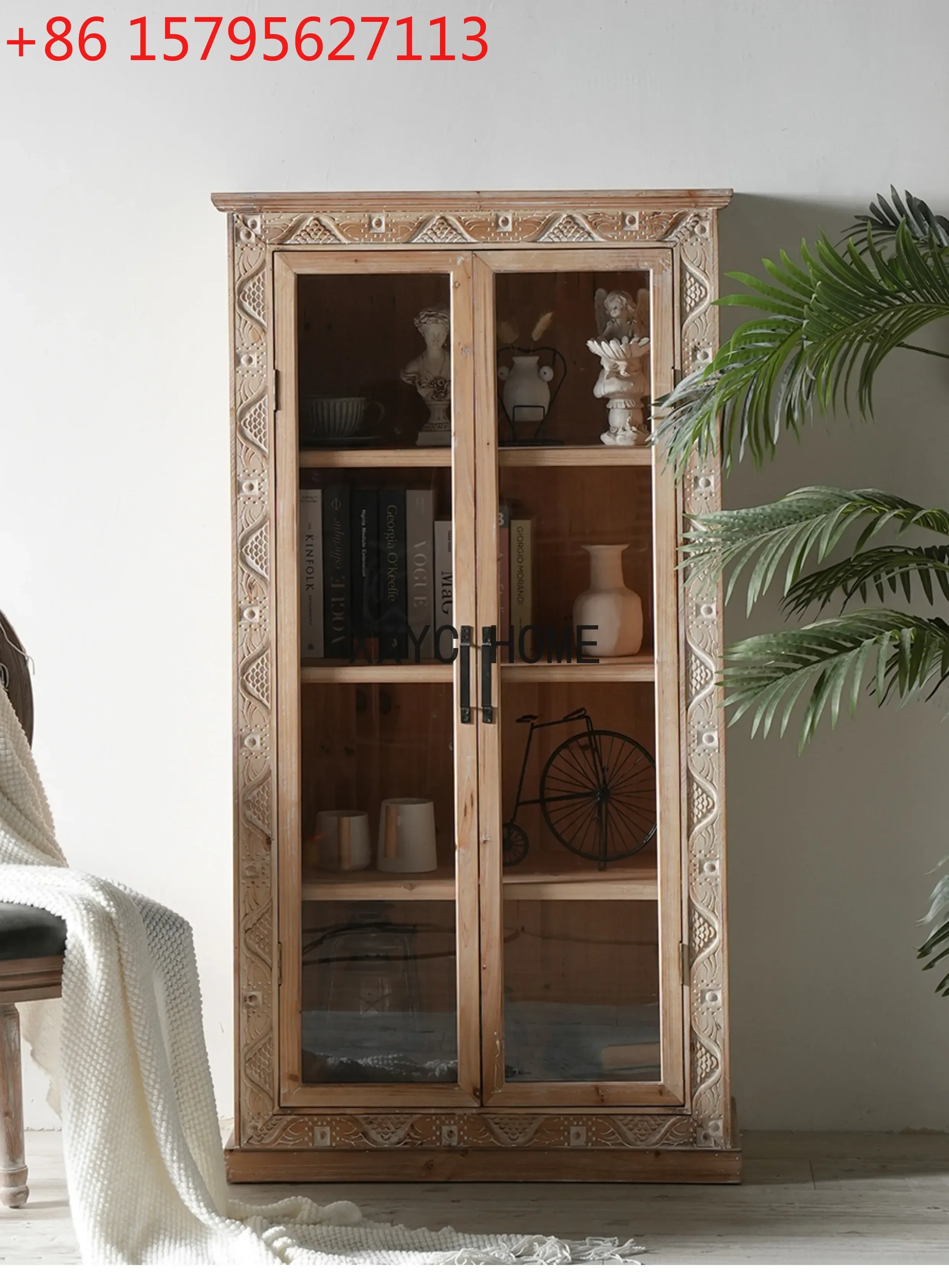 

Книжный шкаф из массива дерева с винтажной гравировкой и стеклянными дверцами для гостиной, кабинета или прихожей