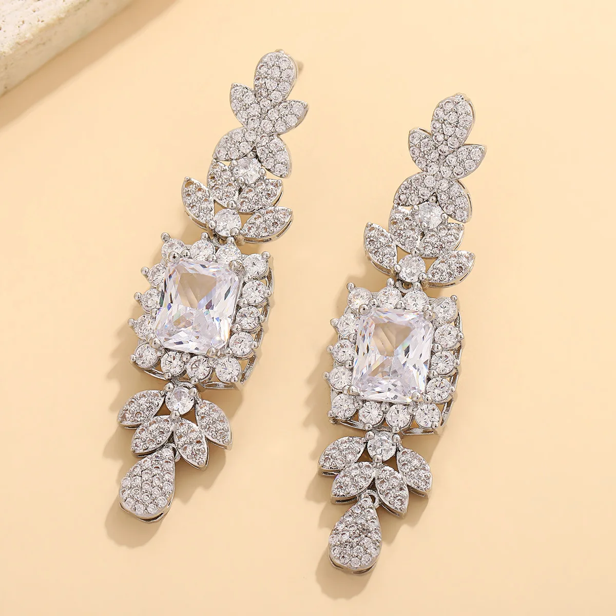 Earrings Fashion light luxury earrings Women's high-end stud earrings Super flash light luxury dinner autumn and winter dress ea