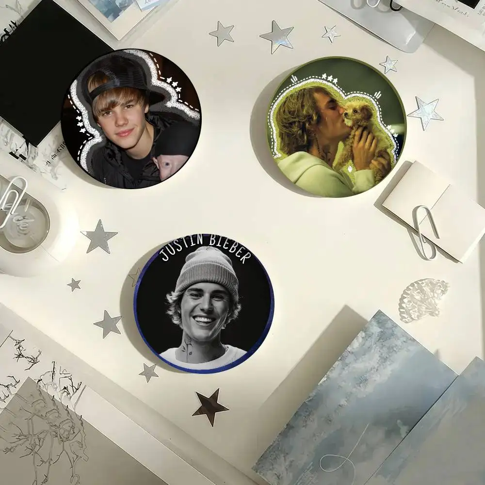 Cooler J-Justin Bieber Anime Button Pin Handgemachte Brosche für Kleidung Cartoon-Abzeichen Rucksack-Dekoration Schmuck-Accessoires