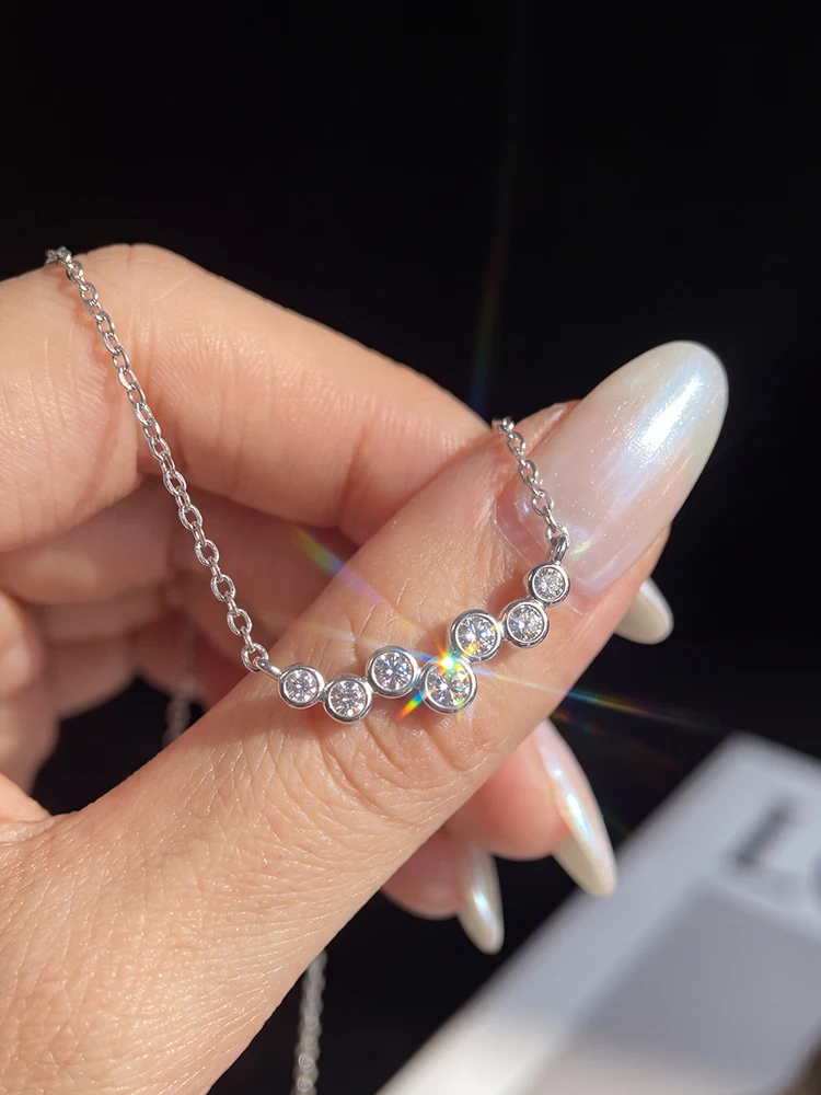 0,1 CT Luxuriöse zertifizierte Moissanit-Diamant-Halskette mit lächelndem Rundanhänger für Damen, Hochzeit, Verlobung, modischer Schmuck – Detail 1