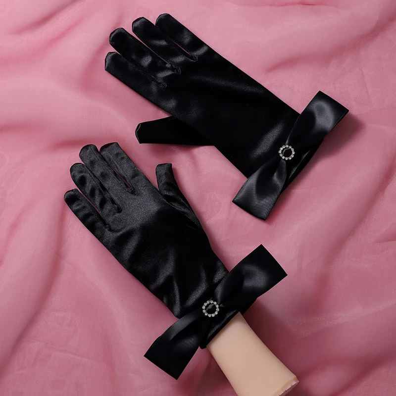 The bride's accessory is a pair of black gloves suitable for women's wedding parties