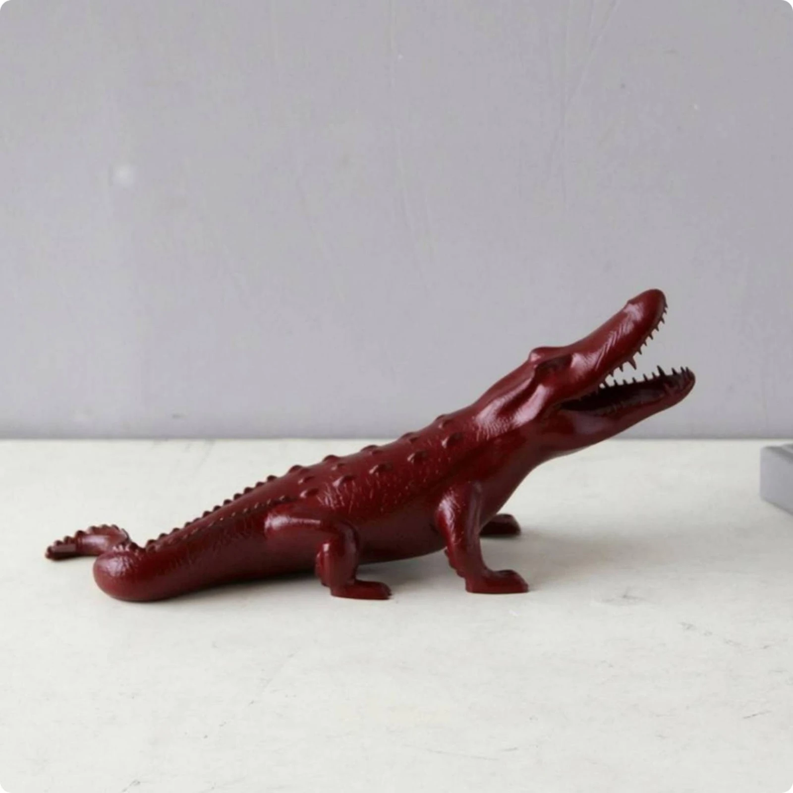 Metal Alligator Figurine Textured Cast-Look Alligator Ornament Room Accent Detailed Home Decor Stable Base