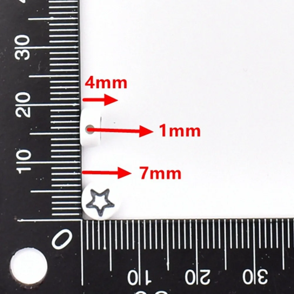 50 teile/los 7*4*1mm diy acryl buchstaben perlen runder weißer hintergrund mit schwarzen grafischen perlen für schmuck herstellung