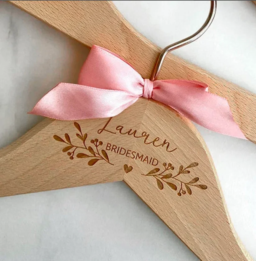 Personalisierte Holzkleiderbügel mit Gravur als Geschenk für Brautjungfern, zur Dekoration von Junggesellinnenabschieden und Brautpartys, Hochzeitszubehör, für die zukünftige Braut. – Detail 5