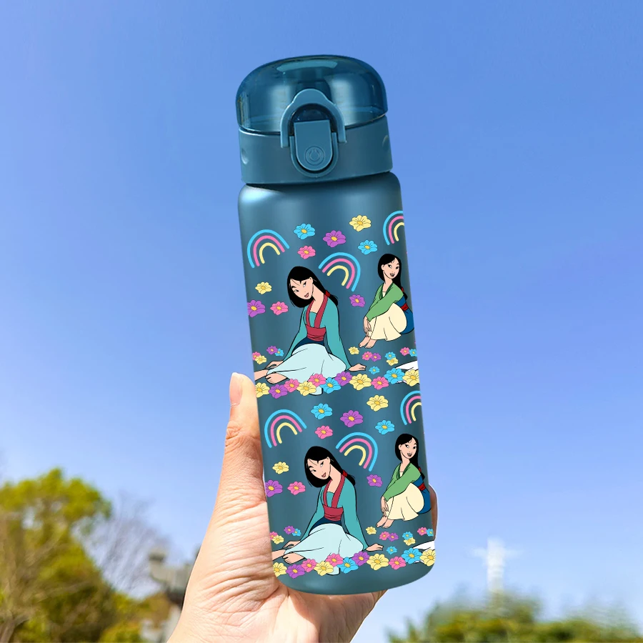 ขวดน้ำพลาสติกลายเจ้าหญิงมู่หลานจากดิสนีย์ ขนาด 26 ออนซ์ สำหรับเล่นกีฬากลางแจ้ง ของขวัญวันเกิด/ของขวัญงานเลี้ยงฉลองกลับบ้าน