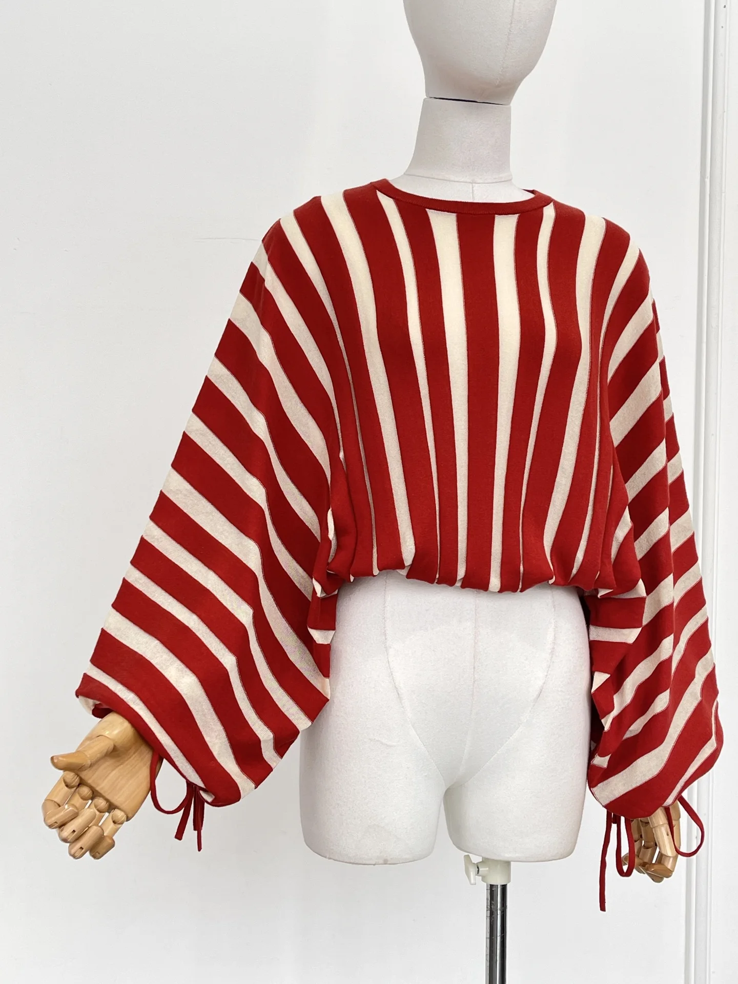 بلوزة نسائية بأكمام طويلة ومطبوعة مخططة باللون الأسود والأحمر والأبيض بتصميم جديد 2025 #1