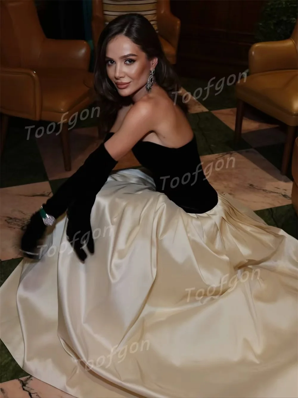 ทูฟกอนชุดราตรีเกาะอกสีดำสีขาวแขนยาวสั่งทำพิเศษทรงเอไลน์ผ้าซาตินเนื้อนุ่มชุดราตรีงานเลี้ยงงานพิธีการ