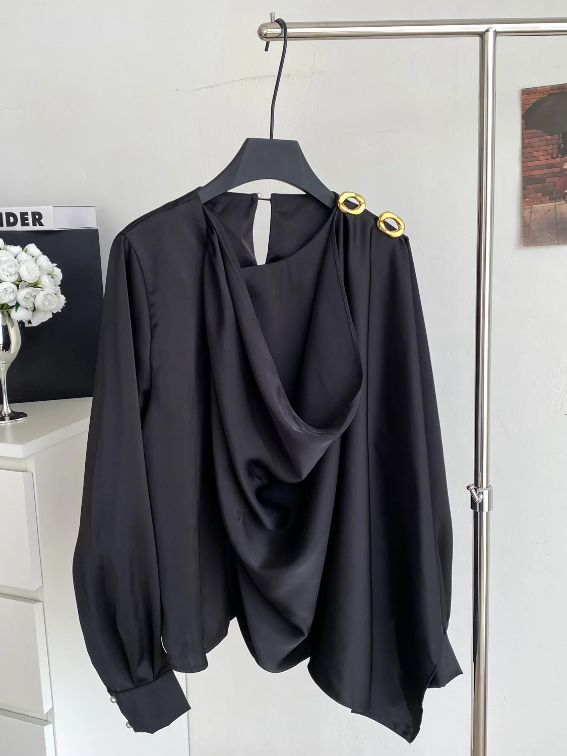 ヴィンテージ風エレガントサテン無地長袖スイングカラーブラウス　ファッションシャツ　シックなトップス　フェアリー風秋物レディース服