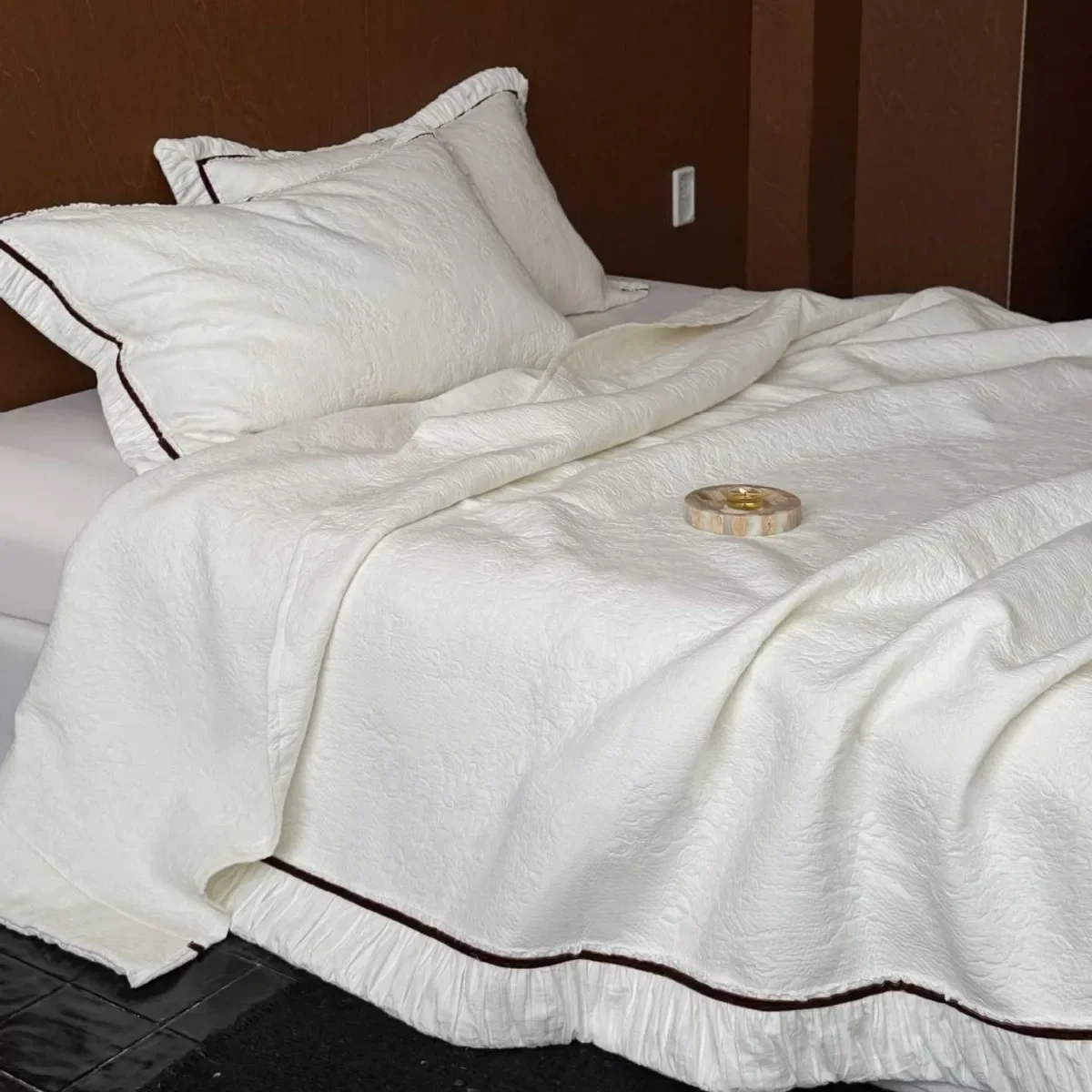 Luxury Minimalist Quilted Coverlet Set, Thick Warm 3-pcs Bedspread with Elegant Lace Ruffle, All-Season Blanket for Couch & Bed