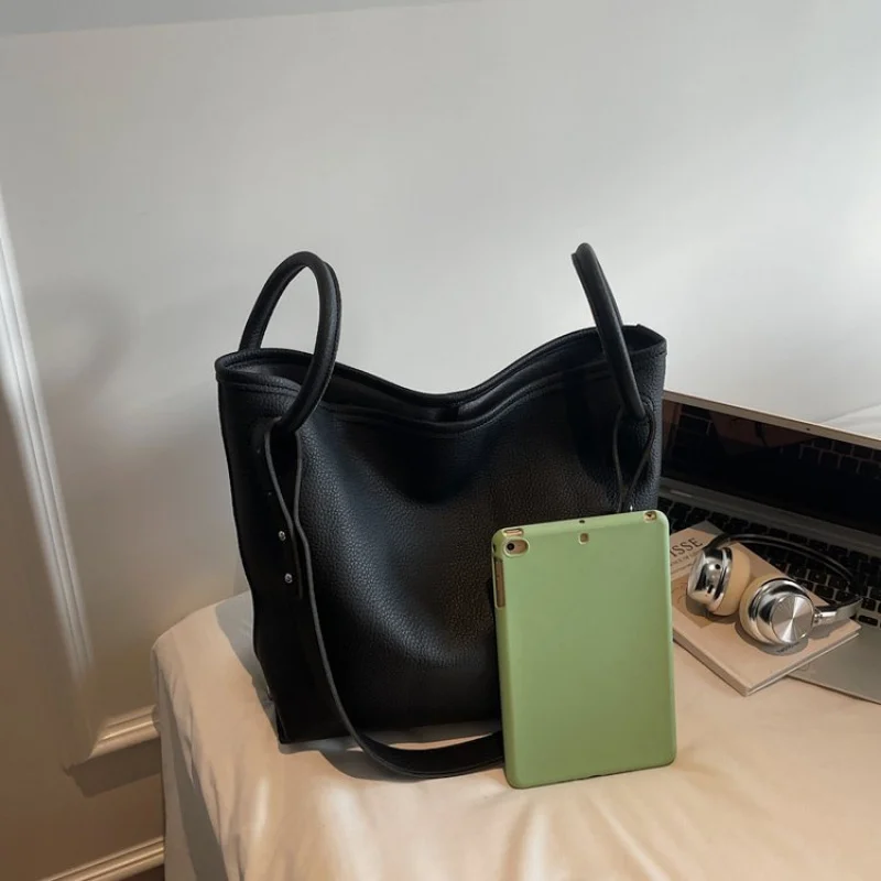 حقيبة كروس نسائية راقية مصنوعة من جلد الخراف تتميز بجلد كوستاريكا الأنيق وخفيف الوزن