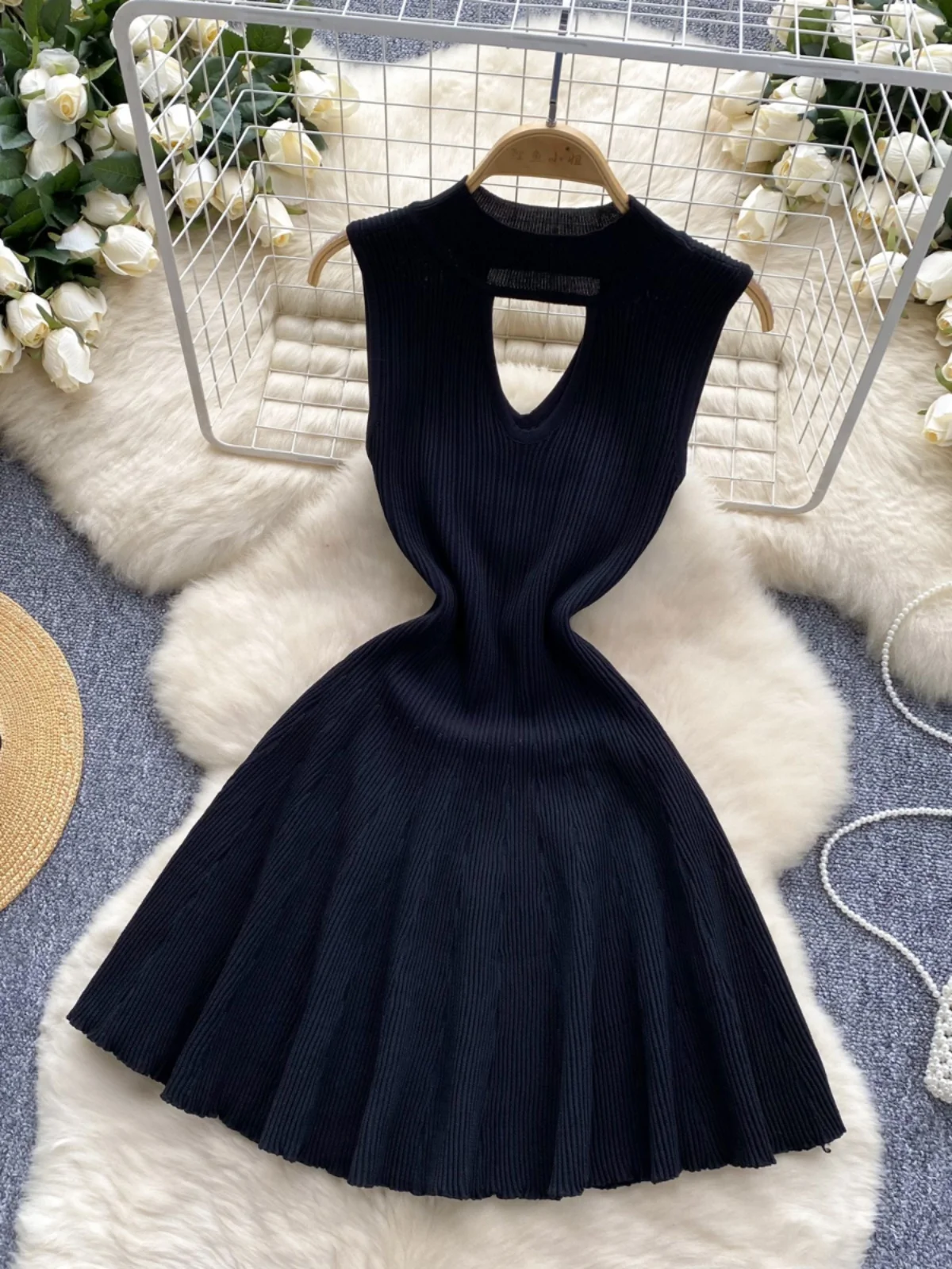 فستان محبوك بدون أكمام مع فتحات مثيرة عند الرقبة، تنورة قصيرة ضيقة للنساء بخصر مرتفع على الطراز الكوري لفصل الصيف