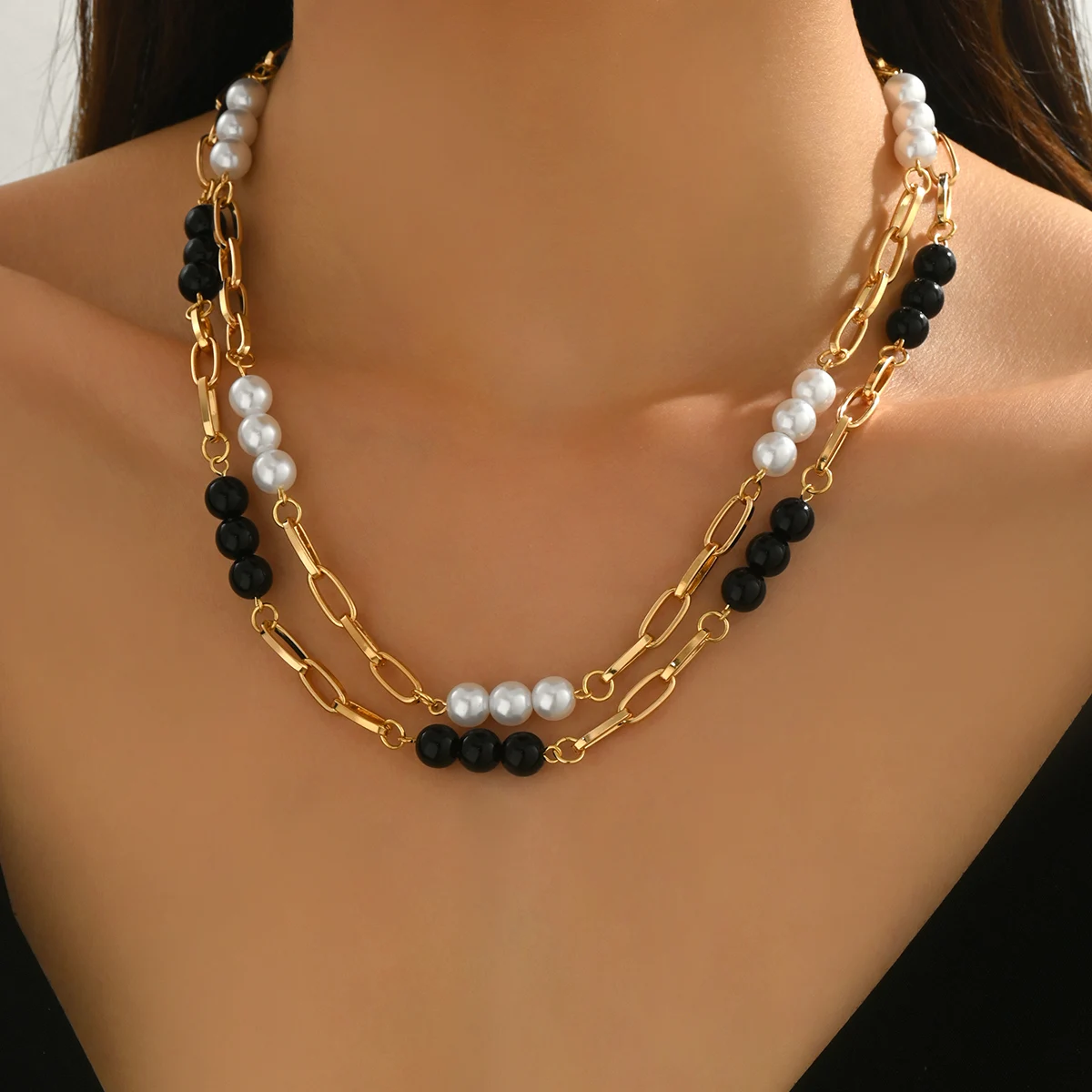 1 pieza de collar de cadena de oro de doble capa, cadena moderna para clavícula estilo Y2K, gargantilla de perlas blancas y negras, joyería elegante adecuada para el uso diario de las mujeres, regalo de graduación