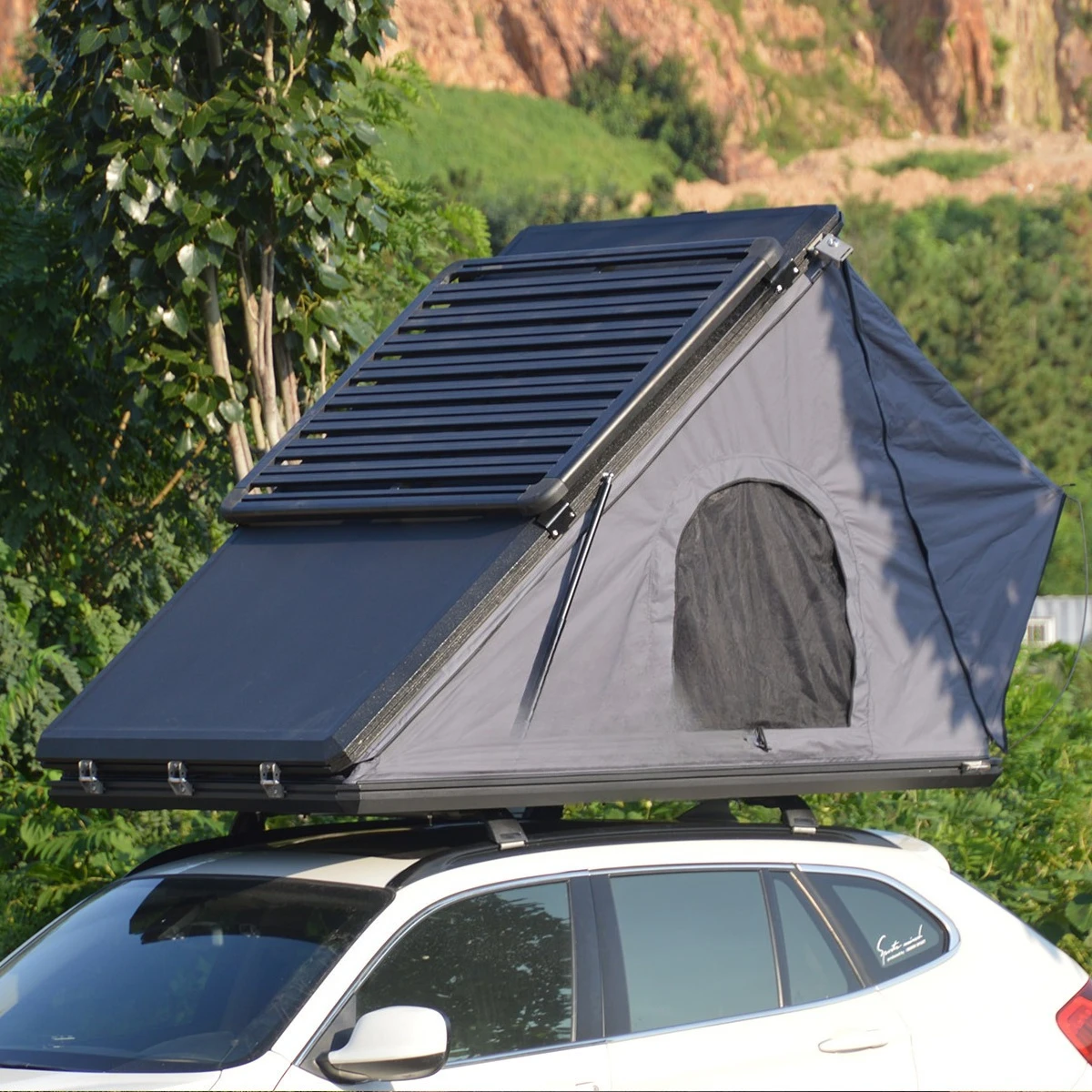 All-aluminum triangular roof tent with car platform and roof frame