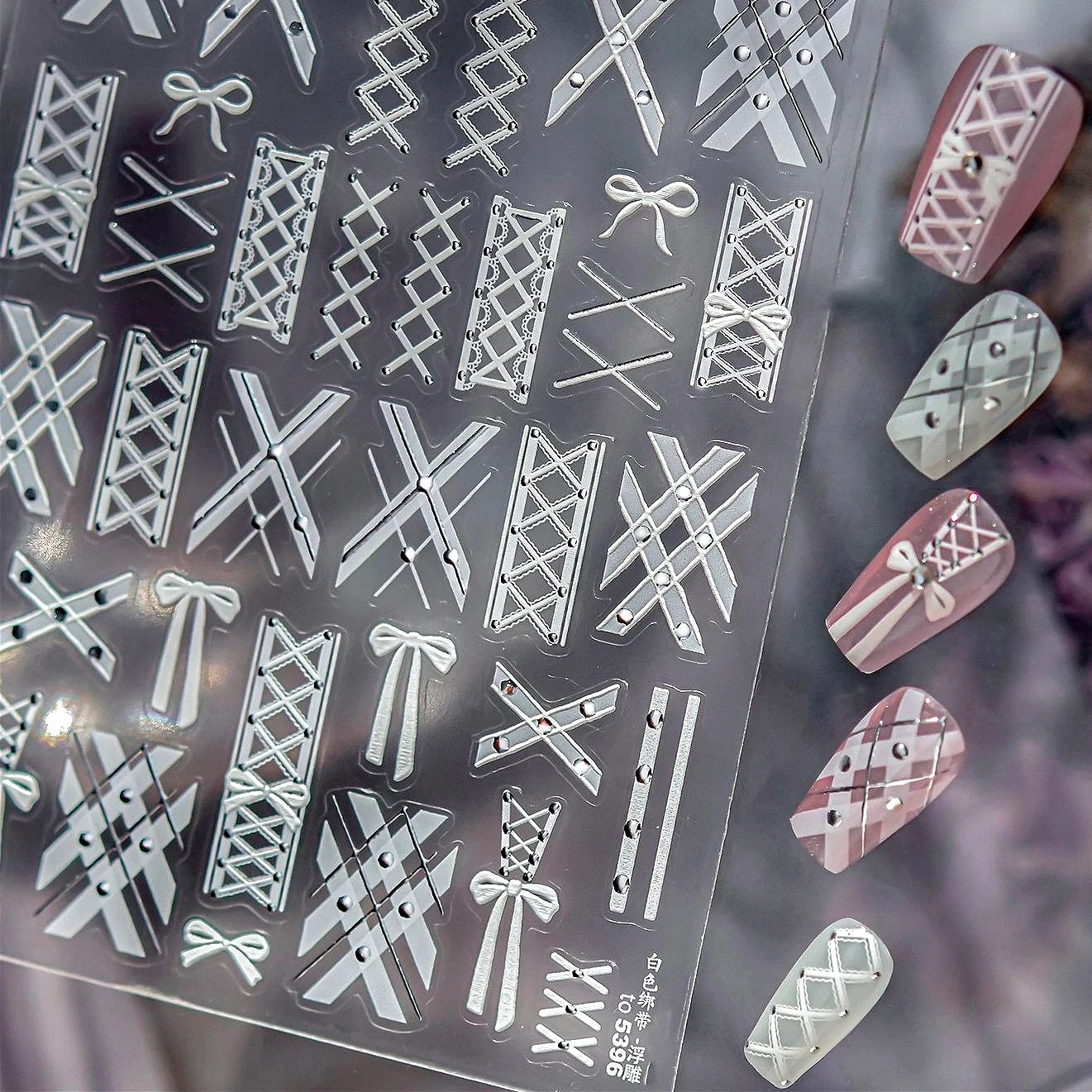 純白のストラップ、蝶結びリボン、レオパード柄の蝶ネクタイ、チェリー、水玉模様、ハート、星、ラインストーン、パール、シックなネイルアートステッカー、デカール