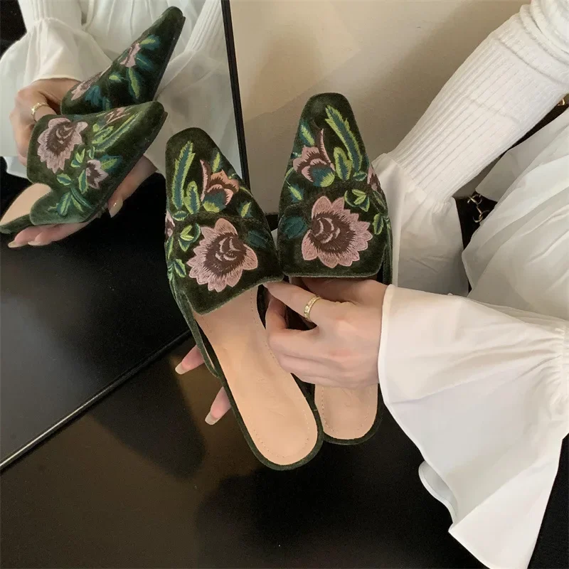 Moda ricama pantofola primavera autunno nuovo Slip On scarpe comode sandali con tacco gattino novità fiore Zapatos Mujer Design di lusso