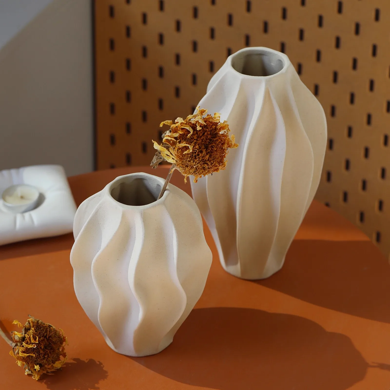 Beige Ceramic Vase with a High-End Feel and a Light Luxury Wave