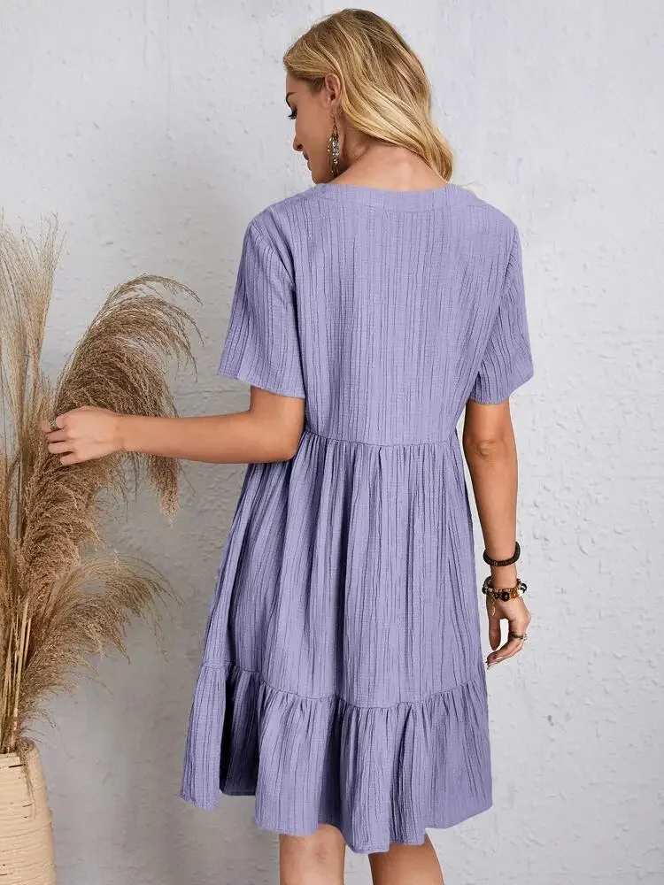 Elegantes Damen-Minikleid mit V-Ausschnitt und kurzen Ärmeln, einfarbig, locker geschnitten, mit Rüschensaum, lässiges Boho-Sommerkleid für den Urlaub am Strand. – Detail 25