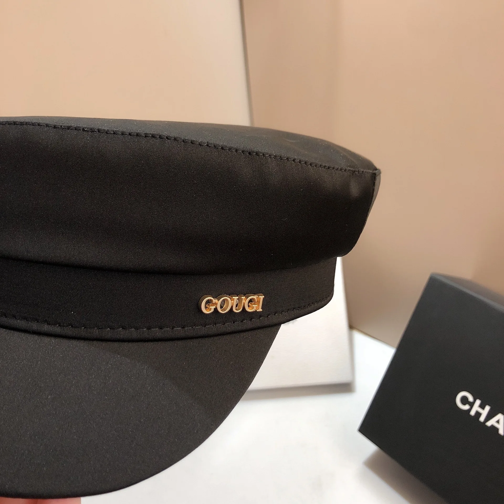 ​ قبعة بحرية جديدة من الساتان لعام 2025 للنساء - قبعة مسطحة مثل الحرير من الأسيتات، قبعة ربيع الخريف ريترو شيك، قبعة شمس قابلة للتعديل ​