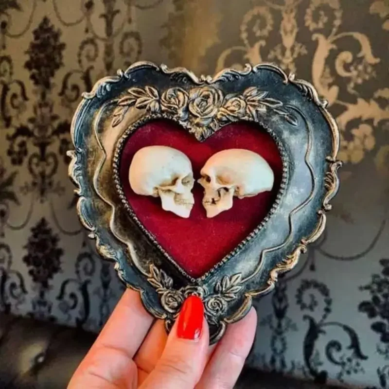 Framed Miniature Realistic Human Skulls Halloween Romantic Love Skeleton Decoration Heart-Shaped True Love Skull Ornament