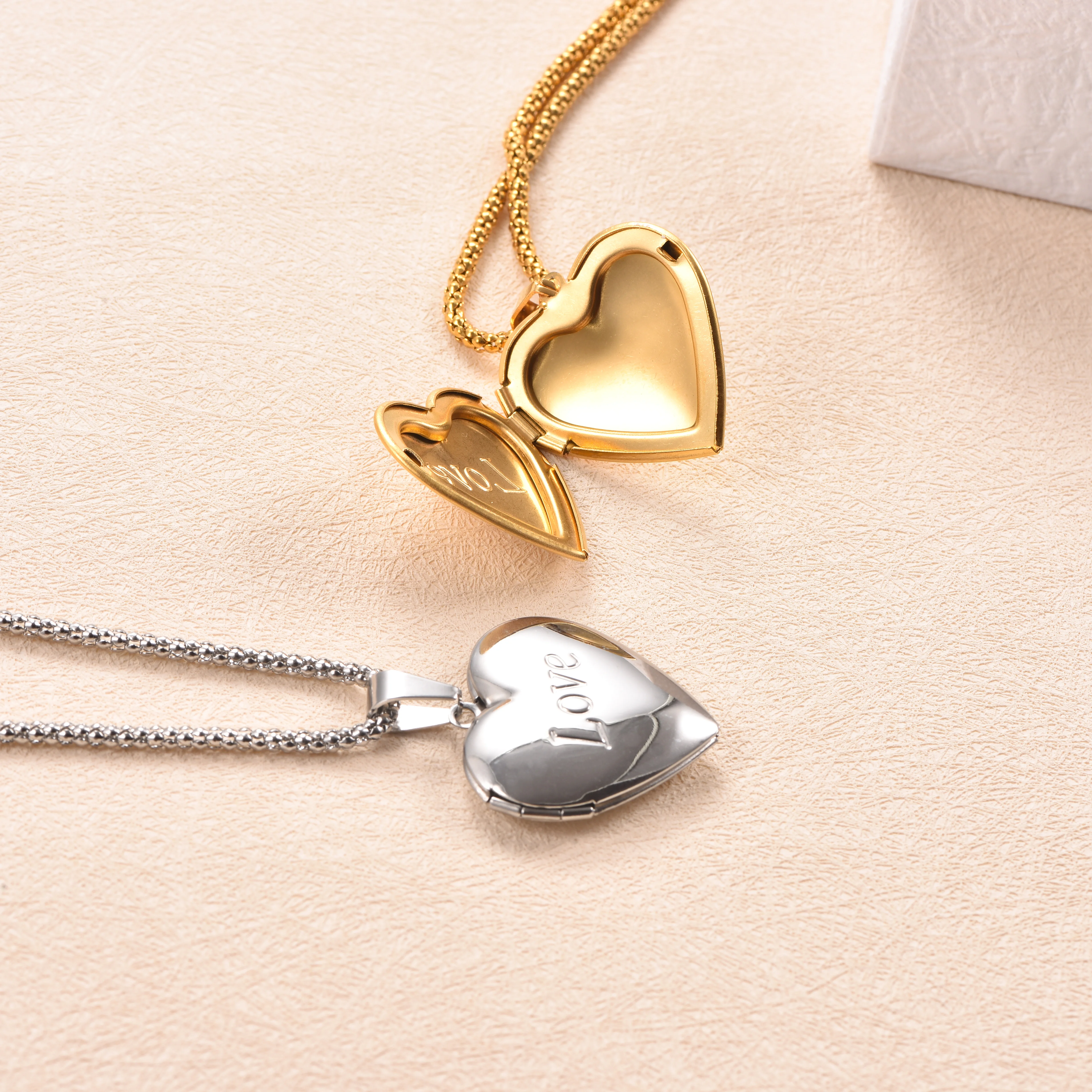 Gravierte Herz-Medaillon-Halskette aus Edelstahl, Fotorahmen-Andenken-Schmuck für Frauen, Valentinstagsgeschenk – Detail 2